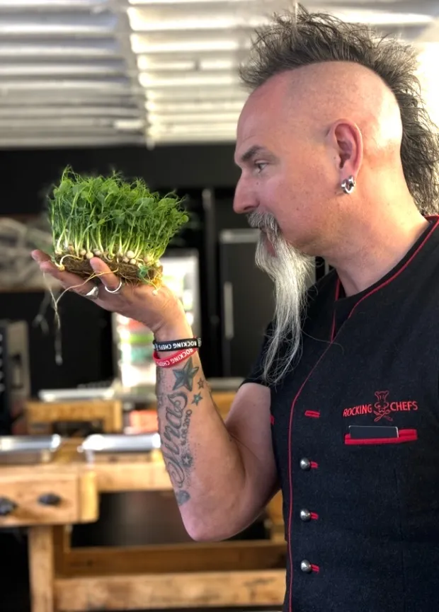 Spitzenkoch Ralf Jakumeit mit frischen urbanfarmup microgreens in der Küche