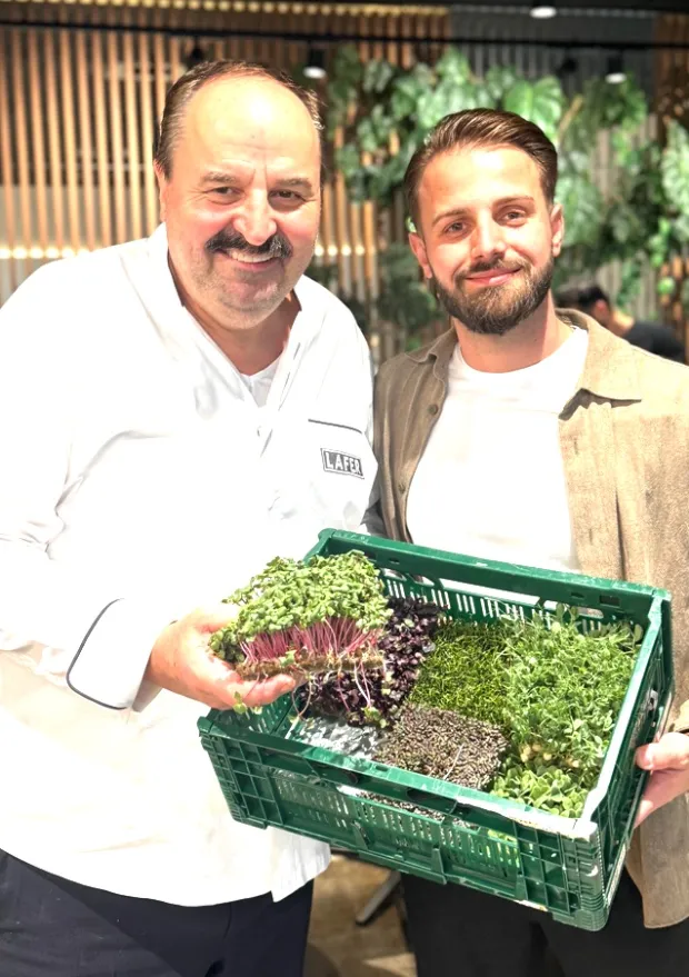 Fernsehkoch Johann Lafer mit frischen urbanfarmup microgreens in der Küche
